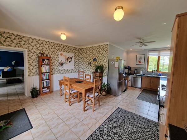 MORBIHAN Maison rénovée de plain-pied , 4 chambres, longue allée, beau jardin, sur terrain 10000 m2