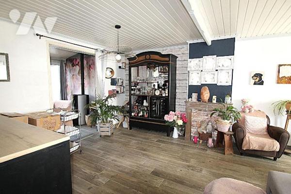 Quartier St Gobain, Sur son terrain de 553 m², maison mitoyenne d'un côté de 123 m² comprenant ...