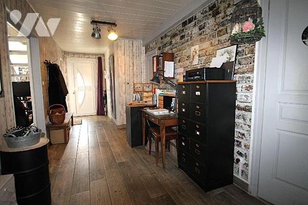 Quartier St Gobain, Sur son terrain de 553 m², maison mitoyenne d'un côté de 123 m² comprenant ...