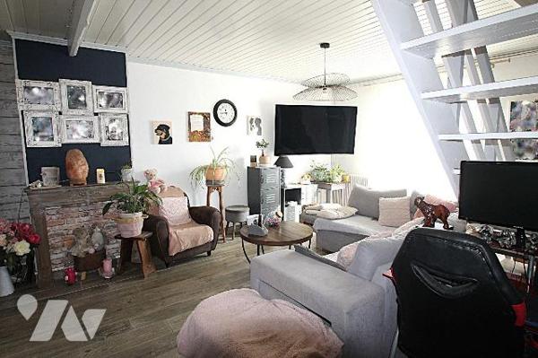 Quartier St Gobain, Sur son terrain de 553 m², maison mitoyenne d'un côté de 123 m² comprenant ...