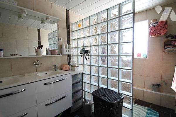 Quartier St Gobain, Sur son terrain de 553 m², maison mitoyenne d'un côté de 123 m² comprenant ...