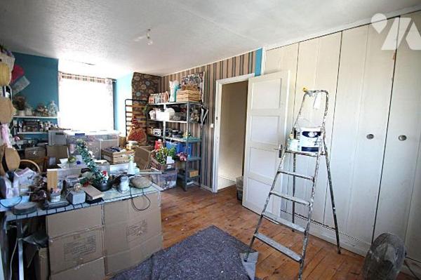 Quartier St Gobain, Sur son terrain de 553 m², maison mitoyenne d'un côté de 123 m² comprenant ...