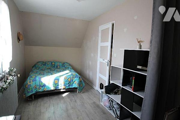 Quartier St Gobain, Sur son terrain de 553 m², maison mitoyenne d'un côté de 123 m² comprenant ...