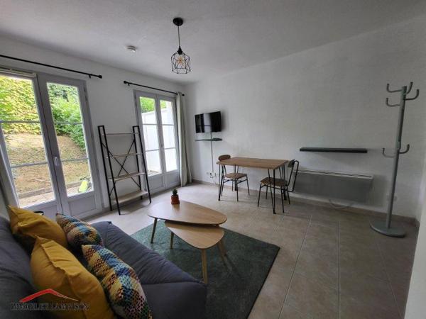 Ce studio meublé en rez-de-chaussée dispose d'un ...