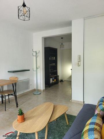Ce studio meublé en rez-de-chaussée dispose d'un ...