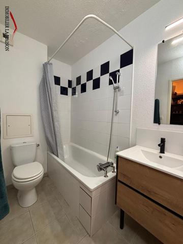 Ce studio meublé en rez-de-chaussée dispose d'un ...
