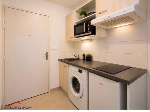 Ce studio meublé en rez-de-chaussée dispose d'un ...