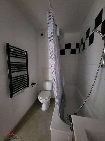 Ce studio meublé en rez-de-chaussée dispose d'un ...