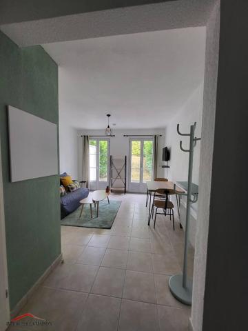 Ce studio meublé en rez-de-chaussée dispose d'un ...