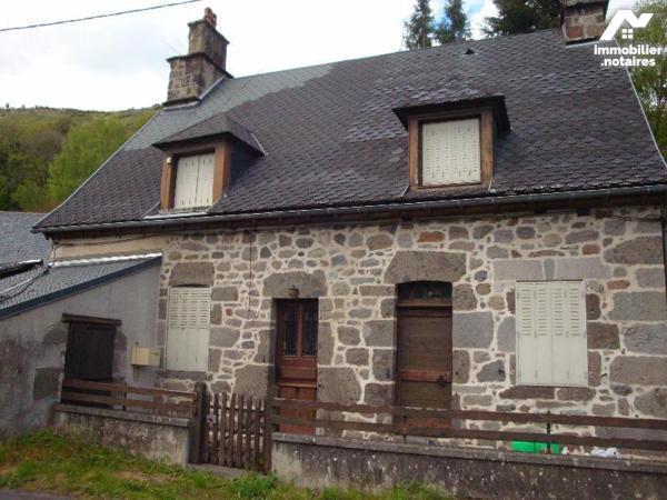 A VENDRE, proche de la cité médiavale de SALERS, maison auvergnate à rénover comprenant :
Au r...