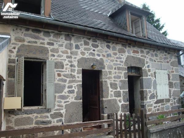 A VENDRE, proche de la cité médiavale de SALERS, maison auvergnate à rénover comprenant :
Au r...