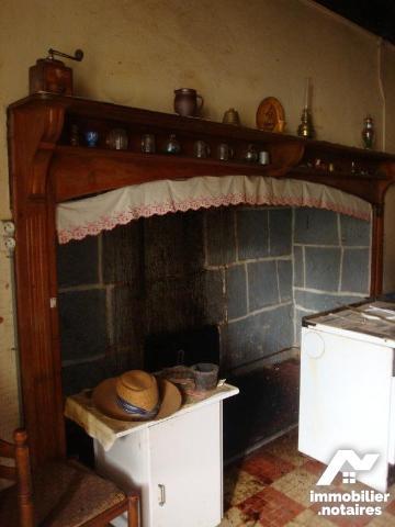 A VENDRE, proche de la cité médiavale de SALERS, maison auvergnate à rénover comprenant :
Au r...