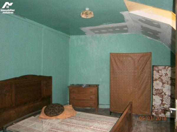 A VENDRE, proche de la cité médiavale de SALERS, maison auvergnate à rénover comprenant :
Au r...