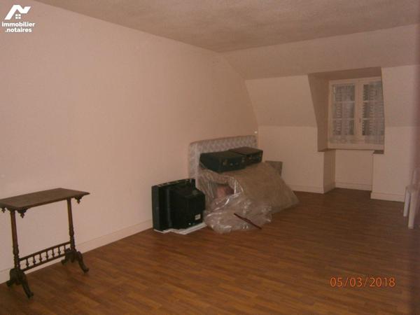 A VENDRE, proche de la cité médiavale de SALERS, maison auvergnate à rénover comprenant :
Au r...