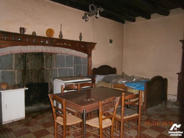 A VENDRE, proche de la cité médiavale de SALERS, maison auvergnate à rénover comprenant :
Au r...