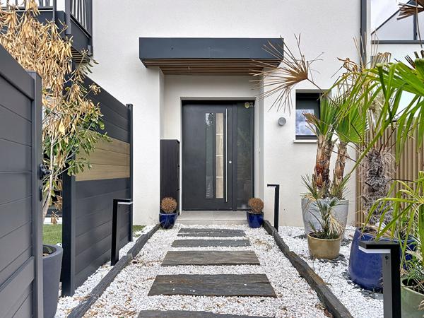 SUPERBE MAISON CONTEMPORAINE 4 chambres AVEC PISCINE - 146m²