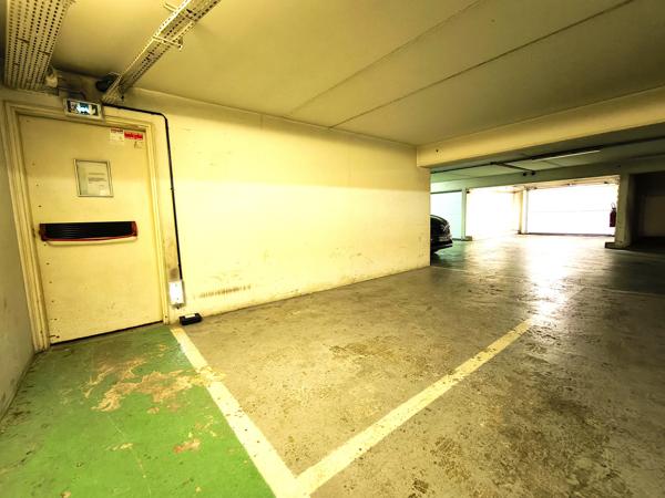 Parking
        
        - 10 m² 17 500 € *