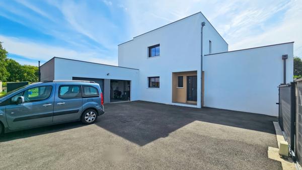 Maison contemporaine avec double garage et prestations de qualité à vendre 6 pièces MOMERES (65)