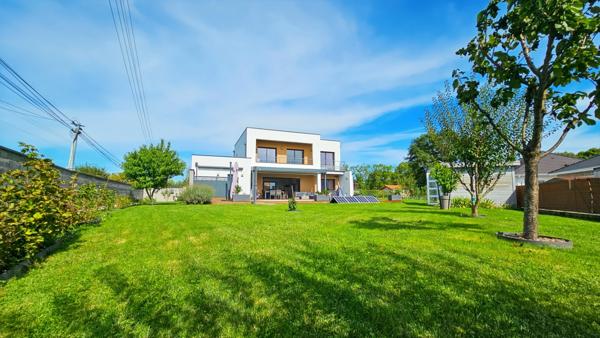 Maison contemporaine avec double garage et prestations de qualité à vendre 6 pièces MOMERES (65)