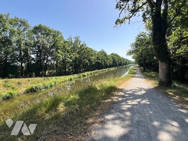 Bien rare bordant le canal de NANTES à BREST