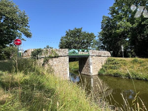 Bien rare bordant le canal de NANTES à BREST