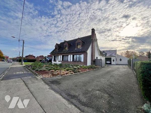 Idéal pour activité professionnelle !! Bonne visibilité, axe passant. 
A deux pas des commerce...