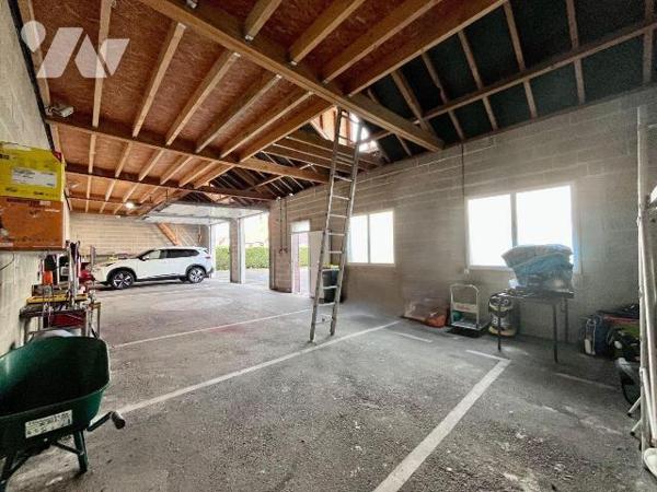 Idéal pour activité professionnelle !! Bonne visibilité, axe passant. 
A deux pas des commerce...