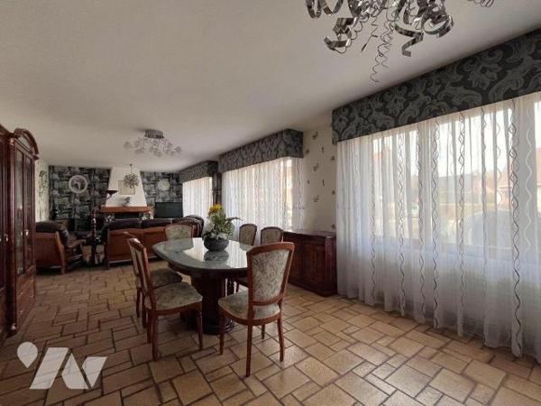 Idéal pour activité professionnelle !! Bonne visibilité, axe passant. 
A deux pas des commerce...