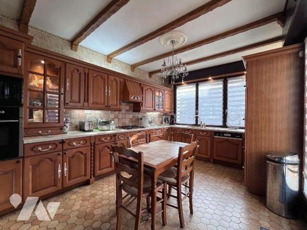 Idéal pour activité professionnelle !! Bonne visibilité, axe passant. 
A deux pas des commerce...