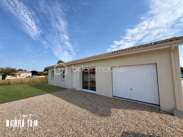 Découvrez cette maison contemporaine de 85 m², à 25 minutes de la ville de Coutras, proche de la ville de la Roche-Chalais dans le 24. 

Cette maison est construite en 2026, parfaite pour ceux qui recherchent la modernité. Située à proximité des commodités essentielles et bénéficiant d'un accès facile aux principales routes, cette propriété offre un cadre de vie inédit.

Cette maison, s'étalant sur un seul niveau, dispose de 4 pièces à aménager selon vos envies. Profitez d’un agencement intérieur optimisé, un salon-séjour et une cuisine ouverte, favorisant luminosité et espace pour un quotidien agréable et fonctionnel. 

Bien qu'elle ne possède pas de terrasse ou de balcon, vous bénéficierez d’un parking privé pour votre confort de stationnement. La récente construction garantit des matériaux de qualité et une isolation thermique efficace, sans travaux à prévoir.

Prête à vous accueillir, cette maison offre une opportunité rare sur le marché. Contactez Mathieu TRAN pour organiser une visite et laissez ce bien devenir votre nouveau chez-vous.