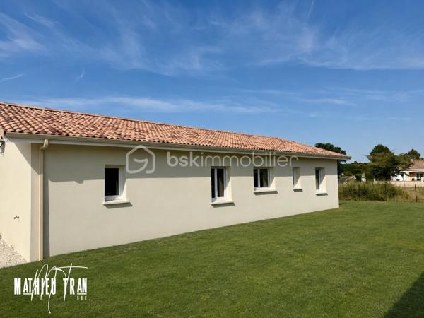 Découvrez cette maison contemporaine de 85 m², à 25 minutes de la ville de Coutras, proche de la ville de la Roche-Chalais dans le 24. 

Cette maison est construite en 2026, parfaite pour ceux qui recherchent la modernité. Située à proximité des commodités essentielles et bénéficiant d'un accès facile aux principales routes, cette propriété offre un cadre de vie inédit.

Cette maison, s'étalant sur un seul niveau, dispose de 4 pièces à aménager selon vos envies. Profitez d’un agencement intérieur optimisé, un salon-séjour et une cuisine ouverte, favorisant luminosité et espace pour un quotidien agréable et fonctionnel. 

Bien qu'elle ne possède pas de terrasse ou de balcon, vous bénéficierez d’un parking privé pour votre confort de stationnement. La récente construction garantit des matériaux de qualité et une isolation thermique efficace, sans travaux à prévoir.

Prête à vous accueillir, cette maison offre une opportunité rare sur le marché. Contactez Mathieu TRAN pour organiser une visite et laissez ce bien devenir votre nouveau chez-vous.