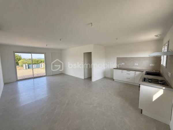 Découvrez cette maison contemporaine de 85 m², à 25 minutes de la ville de Coutras, proche de la ville de la Roche-Chalais dans le 24. 

Cette maison est construite en 2026, parfaite pour ceux qui recherchent la modernité. Située à proximité des commodités essentielles et bénéficiant d'un accès facile aux principales routes, cette propriété offre un cadre de vie inédit.

Cette maison, s'étalant sur un seul niveau, dispose de 4 pièces à aménager selon vos envies. Profitez d’un agencement intérieur optimisé, un salon-séjour et une cuisine ouverte, favorisant luminosité et espace pour un quotidien agréable et fonctionnel. 

Bien qu'elle ne possède pas de terrasse ou de balcon, vous bénéficierez d’un parking privé pour votre confort de stationnement. La récente construction garantit des matériaux de qualité et une isolation thermique efficace, sans travaux à prévoir.

Prête à vous accueillir, cette maison offre une opportunité rare sur le marché. Contactez Mathieu TRAN pour organiser une visite et laissez ce bien devenir votre nouveau chez-vous.