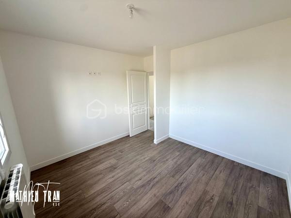 Découvrez cette maison contemporaine de 85 m², à 25 minutes de la ville de Coutras, proche de la ville de la Roche-Chalais dans le 24. 

Cette maison est construite en 2026, parfaite pour ceux qui recherchent la modernité. Située à proximité des commodités essentielles et bénéficiant d'un accès facile aux principales routes, cette propriété offre un cadre de vie inédit.

Cette maison, s'étalant sur un seul niveau, dispose de 4 pièces à aménager selon vos envies. Profitez d’un agencement intérieur optimisé, un salon-séjour et une cuisine ouverte, favorisant luminosité et espace pour un quotidien agréable et fonctionnel. 

Bien qu'elle ne possède pas de terrasse ou de balcon, vous bénéficierez d’un parking privé pour votre confort de stationnement. La récente construction garantit des matériaux de qualité et une isolation thermique efficace, sans travaux à prévoir.

Prête à vous accueillir, cette maison offre une opportunité rare sur le marché. Contactez Mathieu TRAN pour organiser une visite et laissez ce bien devenir votre nouveau chez-vous.