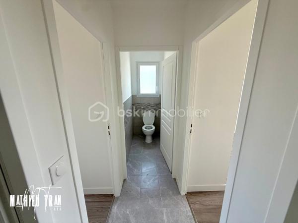 Découvrez cette maison contemporaine de 85 m², à 25 minutes de la ville de Coutras, proche de la ville de la Roche-Chalais dans le 24. 

Cette maison est construite en 2026, parfaite pour ceux qui recherchent la modernité. Située à proximité des commodités essentielles et bénéficiant d'un accès facile aux principales routes, cette propriété offre un cadre de vie inédit.

Cette maison, s'étalant sur un seul niveau, dispose de 4 pièces à aménager selon vos envies. Profitez d’un agencement intérieur optimisé, un salon-séjour et une cuisine ouverte, favorisant luminosité et espace pour un quotidien agréable et fonctionnel. 

Bien qu'elle ne possède pas de terrasse ou de balcon, vous bénéficierez d’un parking privé pour votre confort de stationnement. La récente construction garantit des matériaux de qualité et une isolation thermique efficace, sans travaux à prévoir.

Prête à vous accueillir, cette maison offre une opportunité rare sur le marché. Contactez Mathieu TRAN pour organiser une visite et laissez ce bien devenir votre nouveau chez-vous.