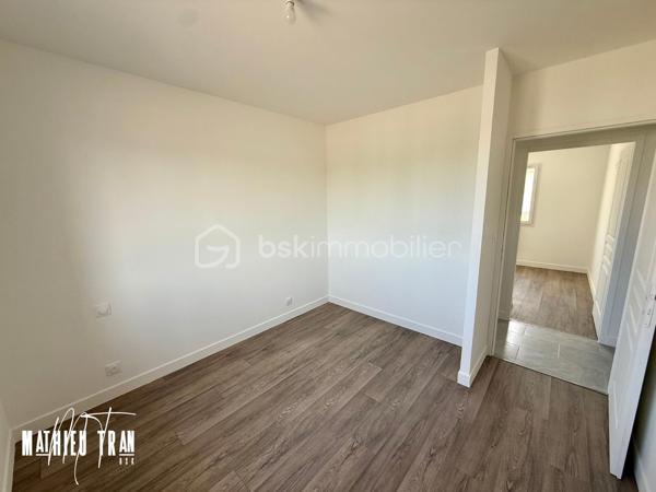 Découvrez cette maison contemporaine de 85 m², à 25 minutes de la ville de Coutras, proche de la ville de la Roche-Chalais dans le 24. 

Cette maison est construite en 2026, parfaite pour ceux qui recherchent la modernité. Située à proximité des commodités essentielles et bénéficiant d'un accès facile aux principales routes, cette propriété offre un cadre de vie inédit.

Cette maison, s'étalant sur un seul niveau, dispose de 4 pièces à aménager selon vos envies. Profitez d’un agencement intérieur optimisé, un salon-séjour et une cuisine ouverte, favorisant luminosité et espace pour un quotidien agréable et fonctionnel. 

Bien qu'elle ne possède pas de terrasse ou de balcon, vous bénéficierez d’un parking privé pour votre confort de stationnement. La récente construction garantit des matériaux de qualité et une isolation thermique efficace, sans travaux à prévoir.

Prête à vous accueillir, cette maison offre une opportunité rare sur le marché. Contactez Mathieu TRAN pour organiser une visite et laissez ce bien devenir votre nouveau chez-vous.