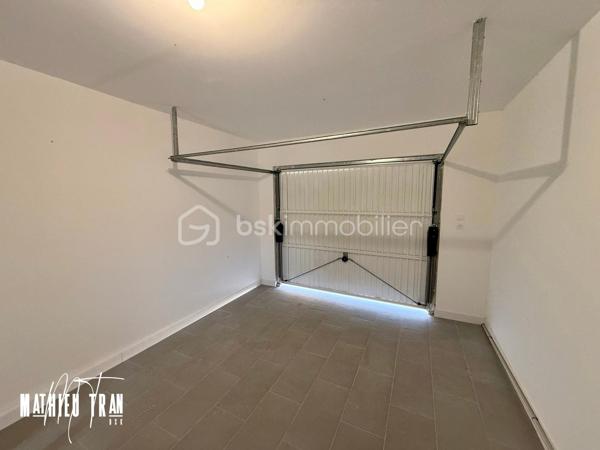 Découvrez cette maison contemporaine de 85 m², à 25 minutes de la ville de Coutras, proche de la ville de la Roche-Chalais dans le 24. 

Cette maison est construite en 2026, parfaite pour ceux qui recherchent la modernité. Située à proximité des commodités essentielles et bénéficiant d'un accès facile aux principales routes, cette propriété offre un cadre de vie inédit.

Cette maison, s'étalant sur un seul niveau, dispose de 4 pièces à aménager selon vos envies. Profitez d’un agencement intérieur optimisé, un salon-séjour et une cuisine ouverte, favorisant luminosité et espace pour un quotidien agréable et fonctionnel. 

Bien qu'elle ne possède pas de terrasse ou de balcon, vous bénéficierez d’un parking privé pour votre confort de stationnement. La récente construction garantit des matériaux de qualité et une isolation thermique efficace, sans travaux à prévoir.

Prête à vous accueillir, cette maison offre une opportunité rare sur le marché. Contactez Mathieu TRAN pour organiser une visite et laissez ce bien devenir votre nouveau chez-vous.