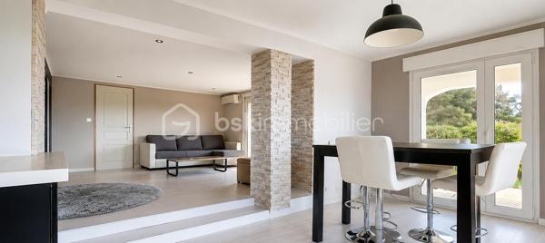 BSKIMMOBILIER - VALERIE BARBIERI vous propose à la vente, 

À seulement quelques minutes du centre-ville de Draguignan, capitale de la Dracénie, appréciée pour sa qualité de vie, son dynamisme, ses écoles, ses commerces et sa situation privilégiée entre mer et Verdon, découvrez cette propriété rare située dans le très recherché secteur des Malmonts.

Dominant la campagne environnante, dans un environnement résidentiel de qualité, au calme absolu et sans aucun vis-à-vis, cette villa bénéficie d'une vue imprenable sur les collines et d'un cadre naturel exceptionnel.

Édifiée sur un magnifique terrain paysager d'environ 9 000 m², la propriété développe près de 203 m² habitables et offre de nombreuses possibilités : résidence familiale, maison de vacances, activité de location ou accueil de proches en toute indépendance.

La partie principale séduit par ses volumes lumineux et ses prestations soignées. Elle comprend un vaste espace de vie ouvert sur la terrasse et la vue panoramique, ainsi que 2 chambres, chacune disposant de sa salle d'eau privative.

Un véritable atout vient compléter l'ensemble : deux appartements T2 indépendants en rez-de-jardin, idéalement situés face à la piscine. Ces espaces permettent d'accueillir famille et amis en toute autonomie ou de développer une activité locative particulièrement attractive dans ce secteur très recherché. Ils constituent une source de revenus complémentaire offrant un excellent potentiel de rendement locatif.

À l'extérieur, tout a été pensé pour profiter pleinement du cadre exceptionnel :
    Piscine de 13 x 5 mètres ;
    Pool house équipé avec cuisine d'été ;
    Salle de sport ;
    Multiples terrasses ;
    Nombreuses places de stationnement
    Grand Garage d'environ 50 m²

Cette propriété conjugue harmonieusement confort, intimité, nature et prestations de qualité dans un secteur où les biens de cette catégorie sont extrêmement rares.

Un bien d'exception destiné aux acquéreurs en quête d'un lieu de vie unique, offrant à la fois sérénité, vue spectaculaire et potentiel patrimonial.

Contactez moi pour de plus amples renseignements et une visite.
Visites possibles tous les jours, weekend et jours fériés compris sur rendez-vous.