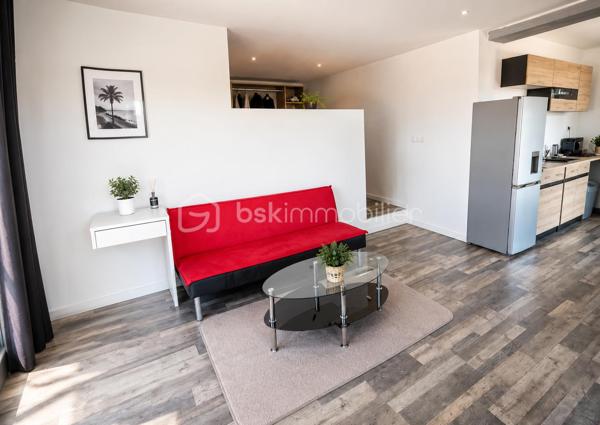 BSKIMMOBILIER - VALERIE BARBIERI vous propose à la vente, 

À seulement quelques minutes du centre-ville de Draguignan, capitale de la Dracénie, appréciée pour sa qualité de vie, son dynamisme, ses écoles, ses commerces et sa situation privilégiée entre mer et Verdon, découvrez cette propriété rare située dans le très recherché secteur des Malmonts.

Dominant la campagne environnante, dans un environnement résidentiel de qualité, au calme absolu et sans aucun vis-à-vis, cette villa bénéficie d'une vue imprenable sur les collines et d'un cadre naturel exceptionnel.

Édifiée sur un magnifique terrain paysager d'environ 9 000 m², la propriété développe près de 203 m² habitables et offre de nombreuses possibilités : résidence familiale, maison de vacances, activité de location ou accueil de proches en toute indépendance.

La partie principale séduit par ses volumes lumineux et ses prestations soignées. Elle comprend un vaste espace de vie ouvert sur la terrasse et la vue panoramique, ainsi que 2 chambres, chacune disposant de sa salle d'eau privative.

Un véritable atout vient compléter l'ensemble : deux appartements T2 indépendants en rez-de-jardin, idéalement situés face à la piscine. Ces espaces permettent d'accueillir famille et amis en toute autonomie ou de développer une activité locative particulièrement attractive dans ce secteur très recherché. Ils constituent une source de revenus complémentaire offrant un excellent potentiel de rendement locatif.

À l'extérieur, tout a été pensé pour profiter pleinement du cadre exceptionnel :
    Piscine de 13 x 5 mètres ;
    Pool house équipé avec cuisine d'été ;
    Salle de sport ;
    Multiples terrasses ;
    Nombreuses places de stationnement
    Grand Garage d'environ 50 m²

Cette propriété conjugue harmonieusement confort, intimité, nature et prestations de qualité dans un secteur où les biens de cette catégorie sont extrêmement rares.

Un bien d'exception destiné aux acquéreurs en quête d'un lieu de vie unique, offrant à la fois sérénité, vue spectaculaire et potentiel patrimonial.

Contactez moi pour de plus amples renseignements et une visite.
Visites possibles tous les jours, weekend et jours fériés compris sur rendez-vous.
