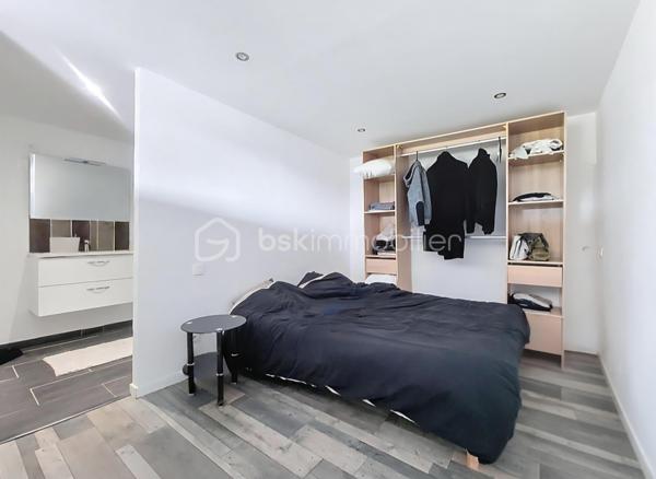 BSKIMMOBILIER - VALERIE BARBIERI vous propose à la vente, 

À seulement quelques minutes du centre-ville de Draguignan, capitale de la Dracénie, appréciée pour sa qualité de vie, son dynamisme, ses écoles, ses commerces et sa situation privilégiée entre mer et Verdon, découvrez cette propriété rare située dans le très recherché secteur des Malmonts.

Dominant la campagne environnante, dans un environnement résidentiel de qualité, au calme absolu et sans aucun vis-à-vis, cette villa bénéficie d'une vue imprenable sur les collines et d'un cadre naturel exceptionnel.

Édifiée sur un magnifique terrain paysager d'environ 9 000 m², la propriété développe près de 203 m² habitables et offre de nombreuses possibilités : résidence familiale, maison de vacances, activité de location ou accueil de proches en toute indépendance.

La partie principale séduit par ses volumes lumineux et ses prestations soignées. Elle comprend un vaste espace de vie ouvert sur la terrasse et la vue panoramique, ainsi que 2 chambres, chacune disposant de sa salle d'eau privative.

Un véritable atout vient compléter l'ensemble : deux appartements T2 indépendants en rez-de-jardin, idéalement situés face à la piscine. Ces espaces permettent d'accueillir famille et amis en toute autonomie ou de développer une activité locative particulièrement attractive dans ce secteur très recherché. Ils constituent une source de revenus complémentaire offrant un excellent potentiel de rendement locatif.

À l'extérieur, tout a été pensé pour profiter pleinement du cadre exceptionnel :
    Piscine de 13 x 5 mètres ;
    Pool house équipé avec cuisine d'été ;
    Salle de sport ;
    Multiples terrasses ;
    Nombreuses places de stationnement
    Grand Garage d'environ 50 m²

Cette propriété conjugue harmonieusement confort, intimité, nature et prestations de qualité dans un secteur où les biens de cette catégorie sont extrêmement rares.

Un bien d'exception destiné aux acquéreurs en quête d'un lieu de vie unique, offrant à la fois sérénité, vue spectaculaire et potentiel patrimonial.

Contactez moi pour de plus amples renseignements et une visite.
Visites possibles tous les jours, weekend et jours fériés compris sur rendez-vous.