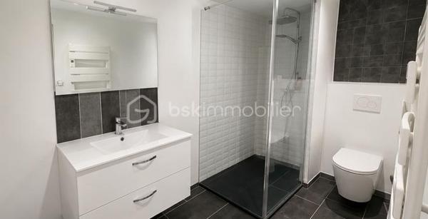 BSKIMMOBILIER - VALERIE BARBIERI vous propose à la vente, 

À seulement quelques minutes du centre-ville de Draguignan, capitale de la Dracénie, appréciée pour sa qualité de vie, son dynamisme, ses écoles, ses commerces et sa situation privilégiée entre mer et Verdon, découvrez cette propriété rare située dans le très recherché secteur des Malmonts.

Dominant la campagne environnante, dans un environnement résidentiel de qualité, au calme absolu et sans aucun vis-à-vis, cette villa bénéficie d'une vue imprenable sur les collines et d'un cadre naturel exceptionnel.

Édifiée sur un magnifique terrain paysager d'environ 9 000 m², la propriété développe près de 203 m² habitables et offre de nombreuses possibilités : résidence familiale, maison de vacances, activité de location ou accueil de proches en toute indépendance.

La partie principale séduit par ses volumes lumineux et ses prestations soignées. Elle comprend un vaste espace de vie ouvert sur la terrasse et la vue panoramique, ainsi que 2 chambres, chacune disposant de sa salle d'eau privative.

Un véritable atout vient compléter l'ensemble : deux appartements T2 indépendants en rez-de-jardin, idéalement situés face à la piscine. Ces espaces permettent d'accueillir famille et amis en toute autonomie ou de développer une activité locative particulièrement attractive dans ce secteur très recherché. Ils constituent une source de revenus complémentaire offrant un excellent potentiel de rendement locatif.

À l'extérieur, tout a été pensé pour profiter pleinement du cadre exceptionnel :
    Piscine de 13 x 5 mètres ;
    Pool house équipé avec cuisine d'été ;
    Salle de sport ;
    Multiples terrasses ;
    Nombreuses places de stationnement
    Grand Garage d'environ 50 m²

Cette propriété conjugue harmonieusement confort, intimité, nature et prestations de qualité dans un secteur où les biens de cette catégorie sont extrêmement rares.

Un bien d'exception destiné aux acquéreurs en quête d'un lieu de vie unique, offrant à la fois sérénité, vue spectaculaire et potentiel patrimonial.

Contactez moi pour de plus amples renseignements et une visite.
Visites possibles tous les jours, weekend et jours fériés compris sur rendez-vous.