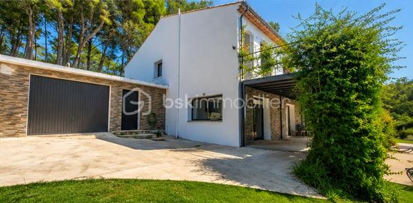 BSKIMMOBILIER - VALERIE BARBIERI vous propose à la vente, 

À seulement quelques minutes du centre-ville de Draguignan, capitale de la Dracénie, appréciée pour sa qualité de vie, son dynamisme, ses écoles, ses commerces et sa situation privilégiée entre mer et Verdon, découvrez cette propriété rare située dans le très recherché secteur des Malmonts.

Dominant la campagne environnante, dans un environnement résidentiel de qualité, au calme absolu et sans aucun vis-à-vis, cette villa bénéficie d'une vue imprenable sur les collines et d'un cadre naturel exceptionnel.

Édifiée sur un magnifique terrain paysager d'environ 9 000 m², la propriété développe près de 203 m² habitables et offre de nombreuses possibilités : résidence familiale, maison de vacances, activité de location ou accueil de proches en toute indépendance.

La partie principale séduit par ses volumes lumineux et ses prestations soignées. Elle comprend un vaste espace de vie ouvert sur la terrasse et la vue panoramique, ainsi que 2 chambres, chacune disposant de sa salle d'eau privative.

Un véritable atout vient compléter l'ensemble : deux appartements T2 indépendants en rez-de-jardin, idéalement situés face à la piscine. Ces espaces permettent d'accueillir famille et amis en toute autonomie ou de développer une activité locative particulièrement attractive dans ce secteur très recherché. Ils constituent une source de revenus complémentaire offrant un excellent potentiel de rendement locatif.

À l'extérieur, tout a été pensé pour profiter pleinement du cadre exceptionnel :
    Piscine de 13 x 5 mètres ;
    Pool house équipé avec cuisine d'été ;
    Salle de sport ;
    Multiples terrasses ;
    Nombreuses places de stationnement
    Grand Garage d'environ 50 m²

Cette propriété conjugue harmonieusement confort, intimité, nature et prestations de qualité dans un secteur où les biens de cette catégorie sont extrêmement rares.

Un bien d'exception destiné aux acquéreurs en quête d'un lieu de vie unique, offrant à la fois sérénité, vue spectaculaire et potentiel patrimonial.

Contactez moi pour de plus amples renseignements et une visite.
Visites possibles tous les jours, weekend et jours fériés compris sur rendez-vous.
