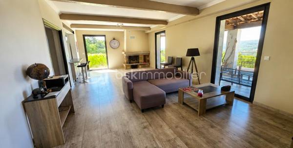 BSKIMMOBILIER - VALERIE BARBIERI vous propose à la vente, 

À seulement quelques minutes du centre-ville de Draguignan, capitale de la Dracénie, appréciée pour sa qualité de vie, son dynamisme, ses écoles, ses commerces et sa situation privilégiée entre mer et Verdon, découvrez cette propriété rare située dans le très recherché secteur des Malmonts.

Dominant la campagne environnante, dans un environnement résidentiel de qualité, au calme absolu et sans aucun vis-à-vis, cette villa bénéficie d'une vue imprenable sur les collines et d'un cadre naturel exceptionnel.

Édifiée sur un magnifique terrain paysager d'environ 9 000 m², la propriété développe près de 203 m² habitables et offre de nombreuses possibilités : résidence familiale, maison de vacances, activité de location ou accueil de proches en toute indépendance.

La partie principale séduit par ses volumes lumineux et ses prestations soignées. Elle comprend un vaste espace de vie ouvert sur la terrasse et la vue panoramique, ainsi que 2 chambres, chacune disposant de sa salle d'eau privative.

Un véritable atout vient compléter l'ensemble : deux appartements T2 indépendants en rez-de-jardin, idéalement situés face à la piscine. Ces espaces permettent d'accueillir famille et amis en toute autonomie ou de développer une activité locative particulièrement attractive dans ce secteur très recherché. Ils constituent une source de revenus complémentaire offrant un excellent potentiel de rendement locatif.

À l'extérieur, tout a été pensé pour profiter pleinement du cadre exceptionnel :
    Piscine de 13 x 5 mètres ;
    Pool house équipé avec cuisine d'été ;
    Salle de sport ;
    Multiples terrasses ;
    Nombreuses places de stationnement
    Grand Garage d'environ 50 m²

Cette propriété conjugue harmonieusement confort, intimité, nature et prestations de qualité dans un secteur où les biens de cette catégorie sont extrêmement rares.

Un bien d'exception destiné aux acquéreurs en quête d'un lieu de vie unique, offrant à la fois sérénité, vue spectaculaire et potentiel patrimonial.

Contactez moi pour de plus amples renseignements et une visite.
Visites possibles tous les jours, weekend et jours fériés compris sur rendez-vous.