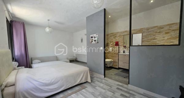 BSKIMMOBILIER - VALERIE BARBIERI vous propose à la vente, 

À seulement quelques minutes du centre-ville de Draguignan, capitale de la Dracénie, appréciée pour sa qualité de vie, son dynamisme, ses écoles, ses commerces et sa situation privilégiée entre mer et Verdon, découvrez cette propriété rare située dans le très recherché secteur des Malmonts.

Dominant la campagne environnante, dans un environnement résidentiel de qualité, au calme absolu et sans aucun vis-à-vis, cette villa bénéficie d'une vue imprenable sur les collines et d'un cadre naturel exceptionnel.

Édifiée sur un magnifique terrain paysager d'environ 9 000 m², la propriété développe près de 203 m² habitables et offre de nombreuses possibilités : résidence familiale, maison de vacances, activité de location ou accueil de proches en toute indépendance.

La partie principale séduit par ses volumes lumineux et ses prestations soignées. Elle comprend un vaste espace de vie ouvert sur la terrasse et la vue panoramique, ainsi que 2 chambres, chacune disposant de sa salle d'eau privative.

Un véritable atout vient compléter l'ensemble : deux appartements T2 indépendants en rez-de-jardin, idéalement situés face à la piscine. Ces espaces permettent d'accueillir famille et amis en toute autonomie ou de développer une activité locative particulièrement attractive dans ce secteur très recherché. Ils constituent une source de revenus complémentaire offrant un excellent potentiel de rendement locatif.

À l'extérieur, tout a été pensé pour profiter pleinement du cadre exceptionnel :
    Piscine de 13 x 5 mètres ;
    Pool house équipé avec cuisine d'été ;
    Salle de sport ;
    Multiples terrasses ;
    Nombreuses places de stationnement
    Grand Garage d'environ 50 m²

Cette propriété conjugue harmonieusement confort, intimité, nature et prestations de qualité dans un secteur où les biens de cette catégorie sont extrêmement rares.

Un bien d'exception destiné aux acquéreurs en quête d'un lieu de vie unique, offrant à la fois sérénité, vue spectaculaire et potentiel patrimonial.

Contactez moi pour de plus amples renseignements et une visite.
Visites possibles tous les jours, weekend et jours fériés compris sur rendez-vous.