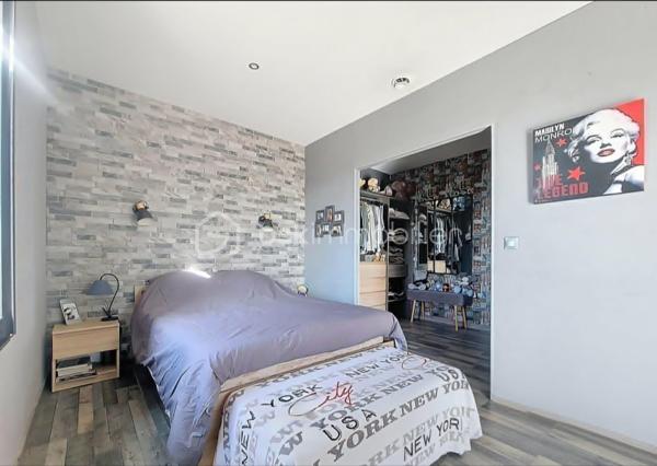 BSKIMMOBILIER - VALERIE BARBIERI vous propose à la vente, 

À seulement quelques minutes du centre-ville de Draguignan, capitale de la Dracénie, appréciée pour sa qualité de vie, son dynamisme, ses écoles, ses commerces et sa situation privilégiée entre mer et Verdon, découvrez cette propriété rare située dans le très recherché secteur des Malmonts.

Dominant la campagne environnante, dans un environnement résidentiel de qualité, au calme absolu et sans aucun vis-à-vis, cette villa bénéficie d'une vue imprenable sur les collines et d'un cadre naturel exceptionnel.

Édifiée sur un magnifique terrain paysager d'environ 9 000 m², la propriété développe près de 203 m² habitables et offre de nombreuses possibilités : résidence familiale, maison de vacances, activité de location ou accueil de proches en toute indépendance.

La partie principale séduit par ses volumes lumineux et ses prestations soignées. Elle comprend un vaste espace de vie ouvert sur la terrasse et la vue panoramique, ainsi que 2 chambres, chacune disposant de sa salle d'eau privative.

Un véritable atout vient compléter l'ensemble : deux appartements T2 indépendants en rez-de-jardin, idéalement situés face à la piscine. Ces espaces permettent d'accueillir famille et amis en toute autonomie ou de développer une activité locative particulièrement attractive dans ce secteur très recherché. Ils constituent une source de revenus complémentaire offrant un excellent potentiel de rendement locatif.

À l'extérieur, tout a été pensé pour profiter pleinement du cadre exceptionnel :
    Piscine de 13 x 5 mètres ;
    Pool house équipé avec cuisine d'été ;
    Salle de sport ;
    Multiples terrasses ;
    Nombreuses places de stationnement
    Grand Garage d'environ 50 m²

Cette propriété conjugue harmonieusement confort, intimité, nature et prestations de qualité dans un secteur où les biens de cette catégorie sont extrêmement rares.

Un bien d'exception destiné aux acquéreurs en quête d'un lieu de vie unique, offrant à la fois sérénité, vue spectaculaire et potentiel patrimonial.

Contactez moi pour de plus amples renseignements et une visite.
Visites possibles tous les jours, weekend et jours fériés compris sur rendez-vous.