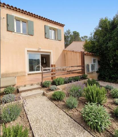 Sur les hauteurs de Manosque en flanc de colline  villa  type 4 jumelée de 92 m² ( 2006 ) avec garage et terrain. Celle ci dotée d' une trés jolie vue sur la vallée se compose en rdc  d' un wc, d' un salon cuisine ouvert sur la terrasse et le jardin , à l ' étage 3 chambres avec placard , une sdb et un wc. maison dotée d' une climatisation réversible récente et d' un garage attenant.