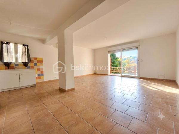 Sur les hauteurs de Manosque en flanc de colline  villa  type 4 jumelée de 92 m² ( 2006 ) avec garage et terrain. Celle ci dotée d' une trés jolie vue sur la vallée se compose en rdc  d' un wc, d' un salon cuisine ouvert sur la terrasse et le jardin , à l ' étage 3 chambres avec placard , une sdb et un wc. maison dotée d' une climatisation réversible récente et d' un garage attenant.