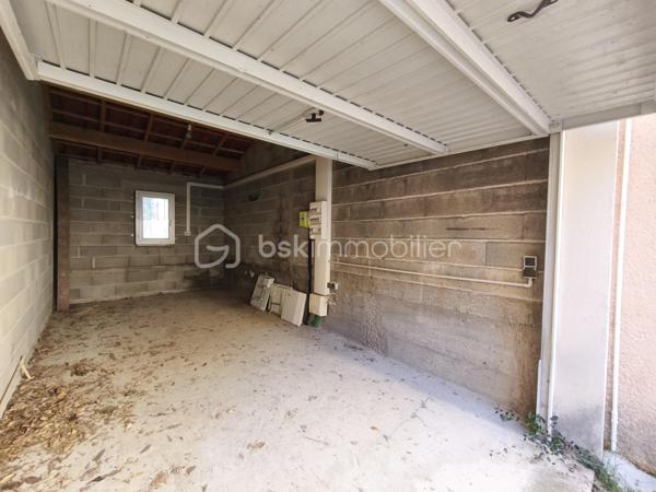 Sur les hauteurs de Manosque en flanc de colline  villa  type 4 jumelée de 92 m² ( 2006 ) avec garage et terrain. Celle ci dotée d' une trés jolie vue sur la vallée se compose en rdc  d' un wc, d' un salon cuisine ouvert sur la terrasse et le jardin , à l ' étage 3 chambres avec placard , une sdb et un wc. maison dotée d' une climatisation réversible récente et d' un garage attenant.