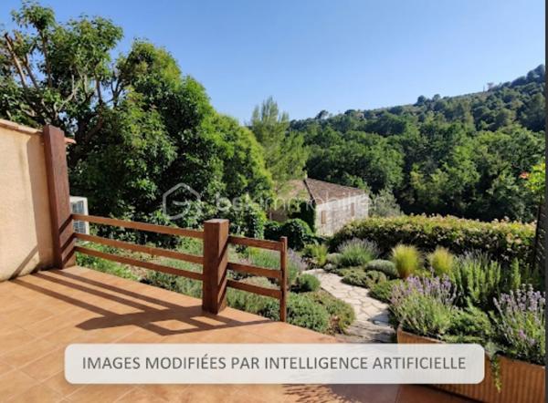 Sur les hauteurs de Manosque en flanc de colline  villa  type 4 jumelée de 92 m² ( 2006 ) avec garage et terrain. Celle ci dotée d' une trés jolie vue sur la vallée se compose en rdc  d' un wc, d' un salon cuisine ouvert sur la terrasse et le jardin , à l ' étage 3 chambres avec placard , une sdb et un wc. maison dotée d' une climatisation réversible récente et d' un garage attenant.