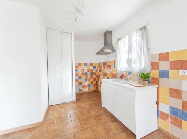 Sur les hauteurs de Manosque en flanc de colline  villa  type 4 jumelée de 92 m² ( 2006 ) avec garage et terrain. Celle ci dotée d' une trés jolie vue sur la vallée se compose en rdc  d' un wc, d' un salon cuisine ouvert sur la terrasse et le jardin , à l ' étage 3 chambres avec placard , une sdb et un wc. maison dotée d' une climatisation réversible récente et d' un garage attenant.