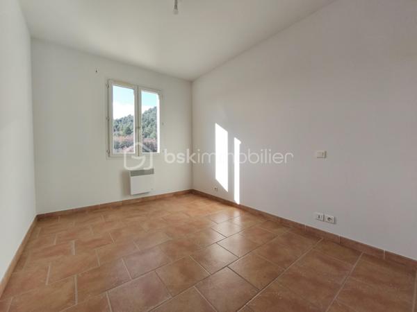 Sur les hauteurs de Manosque en flanc de colline  villa  type 4 jumelée de 92 m² ( 2006 ) avec garage et terrain. Celle ci dotée d' une trés jolie vue sur la vallée se compose en rdc  d' un wc, d' un salon cuisine ouvert sur la terrasse et le jardin , à l ' étage 3 chambres avec placard , une sdb et un wc. maison dotée d' une climatisation réversible récente et d' un garage attenant.